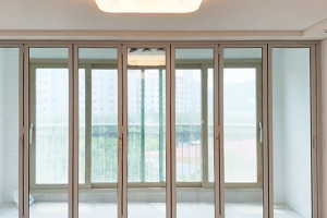 안양 석수 두산위브 거실 폴딩도어 시공 후기 - 화이트 프레임과 투명페어유리로 완성한 모던 인테리어