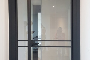 춘천 석사동 현대아파트 슬림 비대칭 양개 중문 시공 사례 (블랙 프레임 + 투명강화유리)