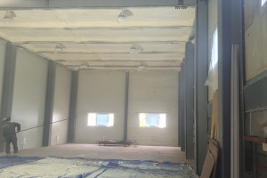 이천 창고 경질우레탄폼 단열 시공 – 평데크 천장 완벽 단열로 냉난방비 절감!