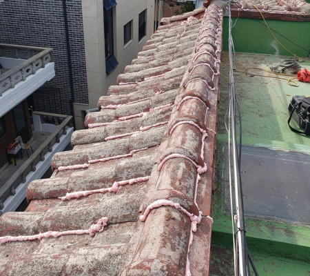 서울 대림동 옥상 우레탄폼 방수 단열로 결로 누수 기와 틈새 완벽 보수 한번에 해결